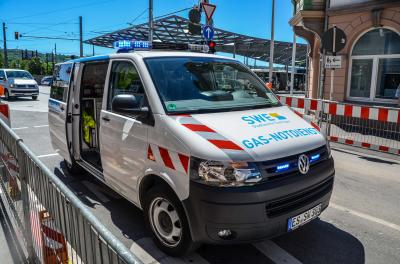 Esslingen-Stadtmitte: Bauarbeiter beschaedigen Gasleitung - Feuerwehr sperrt Bereich ab